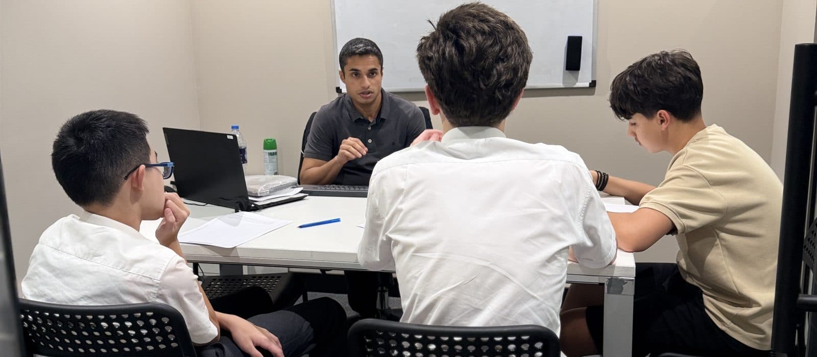 Small Group vs One-to-One Tutoring in Dubai: What Works Best?